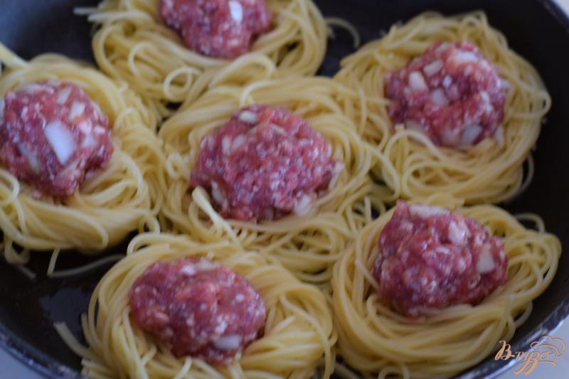 Фото приготовление рецепта: Мясные шарики в гнездах из спагетти шаг №7
