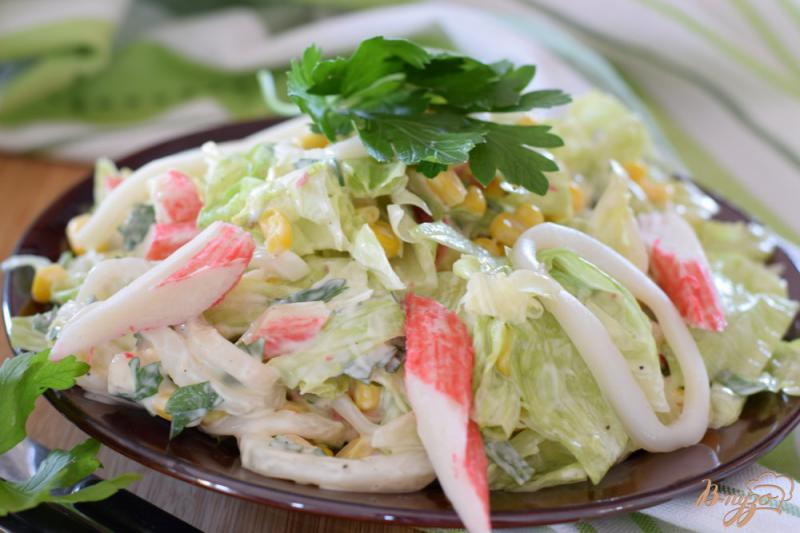 Фото приготовление рецепта: Салат с крабовыми палочками и кальмарами шаг №7