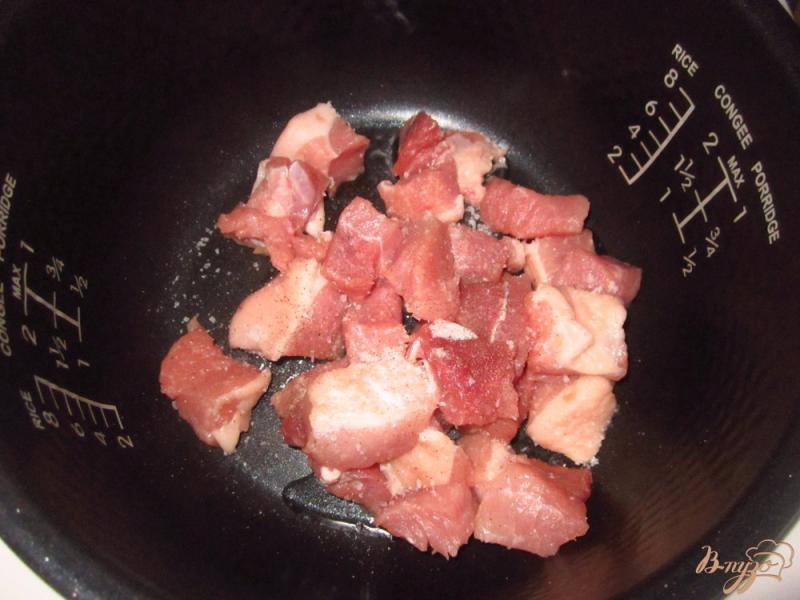 Фото приготовление рецепта: Картофель с мясом тушенный в соусе из перца и помидор шаг №3