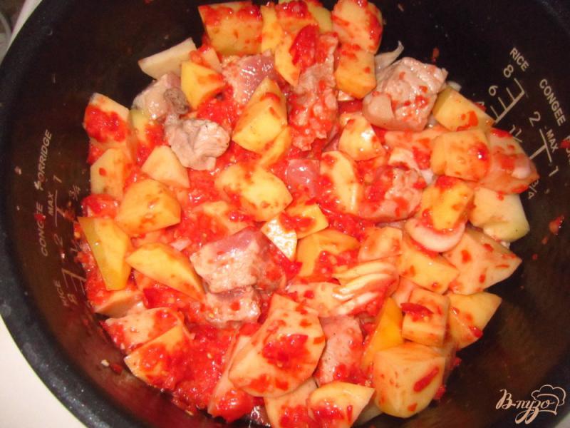 Фото приготовление рецепта: Картофель с мясом тушенный в соусе из перца и помидор шаг №7