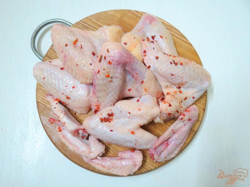 Фото приготовление рецепта: Крылья куриные в луково сметанном соусе шаг №2