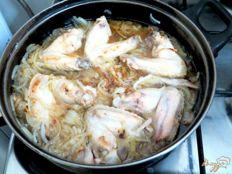 Фото приготовление рецепта: Крылья куриные в луково сметанном соусе шаг №6