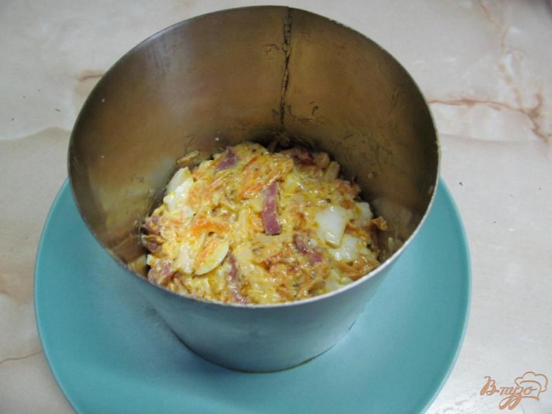 Фото приготовление рецепта: Морковный салат с яйцом и копченной колбасой шаг №5
