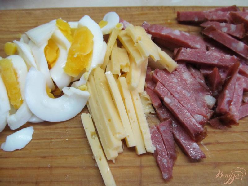 Фото приготовление рецепта: Морковный салат с яйцом и копченной колбасой шаг №2