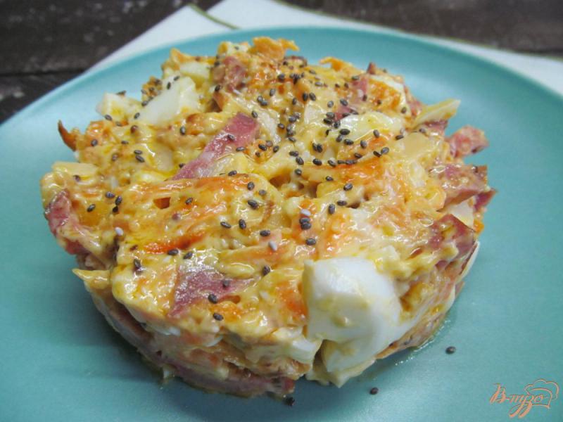 Фото приготовление рецепта: Морковный салат с яйцом и копченной колбасой шаг №6