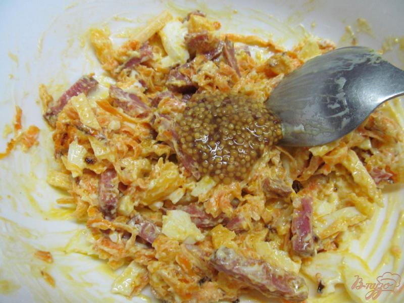Фото приготовление рецепта: Морковный салат с яйцом и копченной колбасой шаг №4