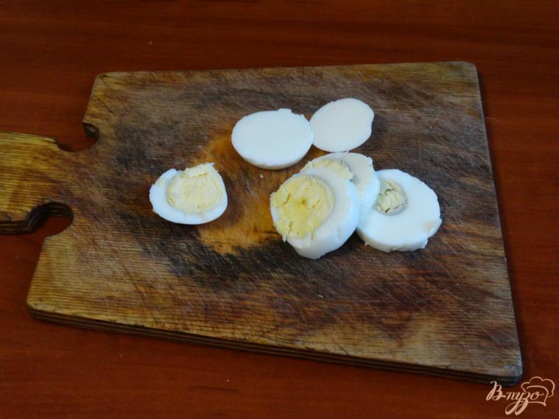 Фото приготовление рецепта: Канапе с мойвой и яйцом шаг №4