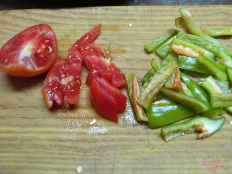 Фото приготовление рецепта: Салат из жаренных баклажанов помидор и яйца шаг №2