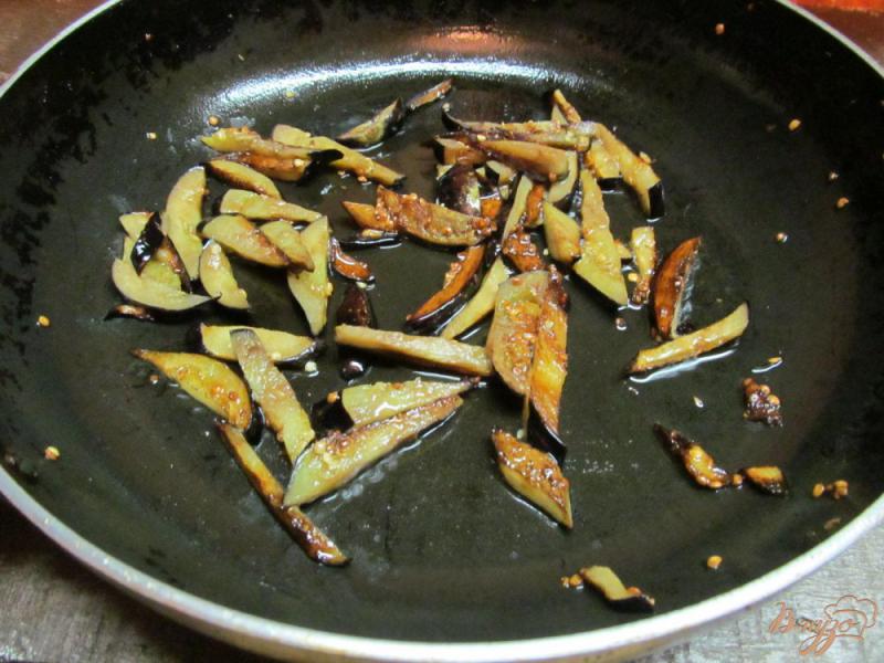 Фото приготовление рецепта: Салат из жаренных баклажанов помидор и яйца шаг №1