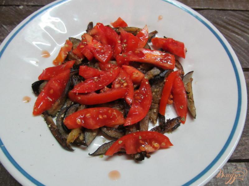Фото приготовление рецепта: Салат из жаренных баклажанов помидор и яйца шаг №3