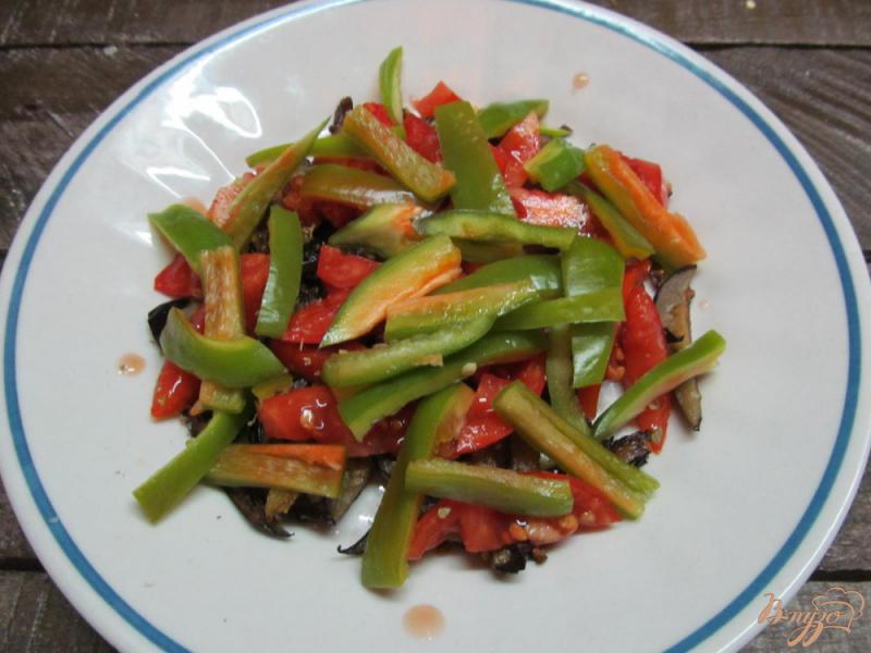 Фото приготовление рецепта: Салат из жаренных баклажанов помидор и яйца шаг №4