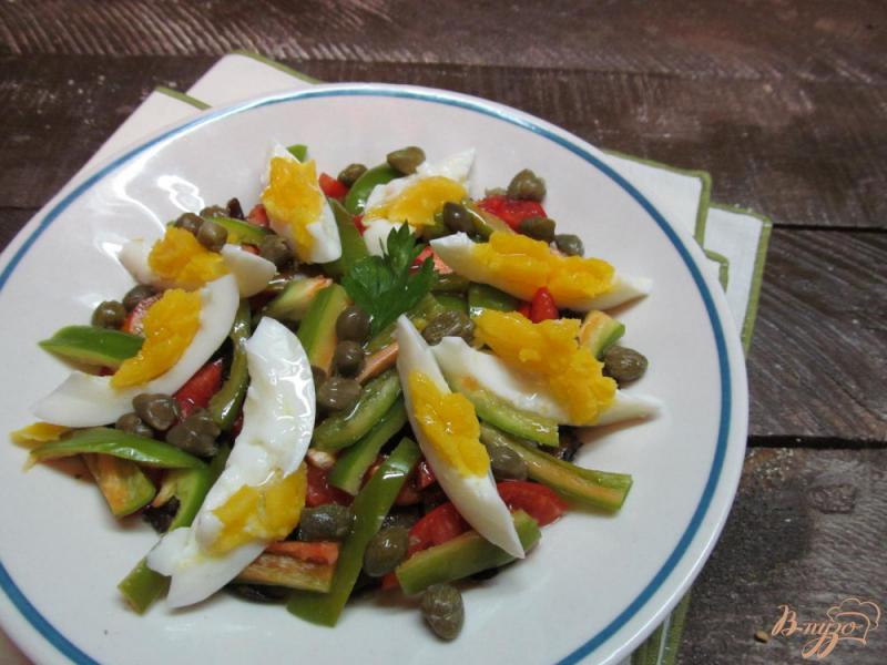 Фото приготовление рецепта: Салат из жаренных баклажанов помидор и яйца шаг №5