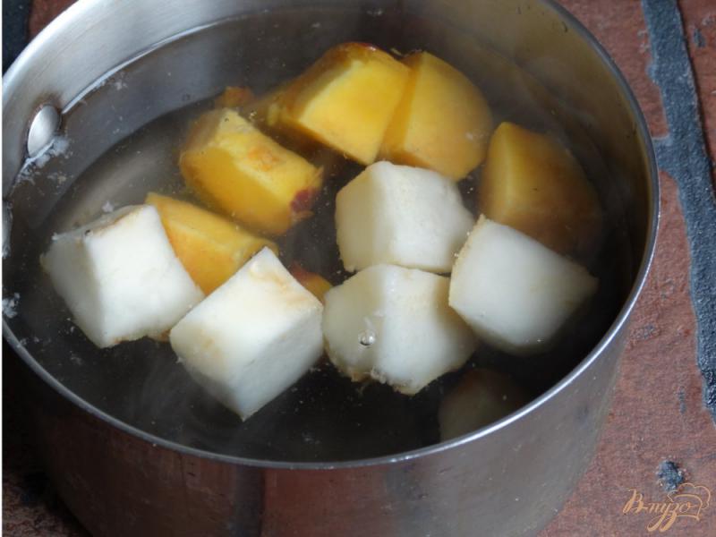 Фото приготовление рецепта: Персиково-грушевый компот с липой шаг №3