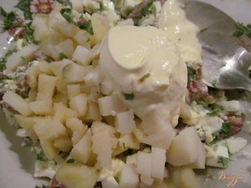 Фото приготовление рецепта: Салат из вареной свинины помидора и яйца шаг №2