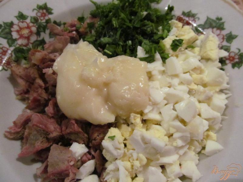 Фото приготовление рецепта: Салат из вареной свинины помидора и яйца шаг №1
