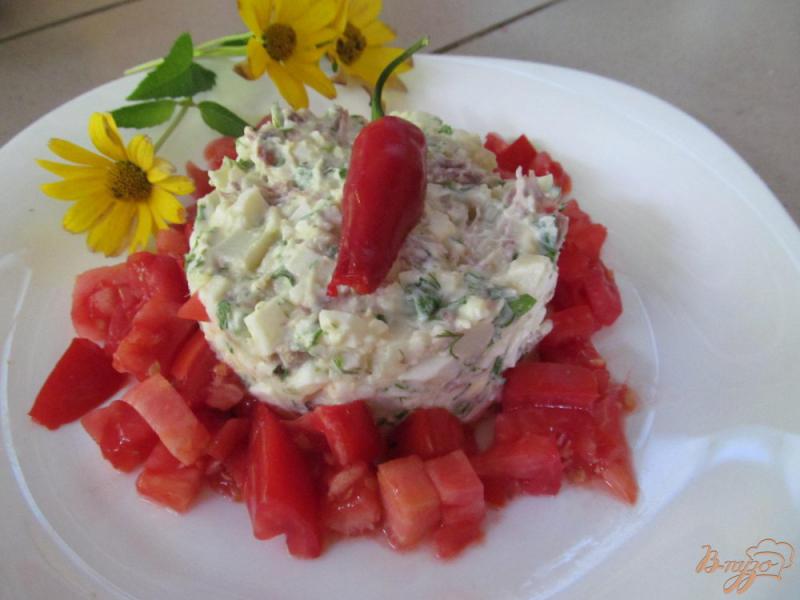 Фото приготовление рецепта: Салат из вареной свинины помидора и яйца шаг №4