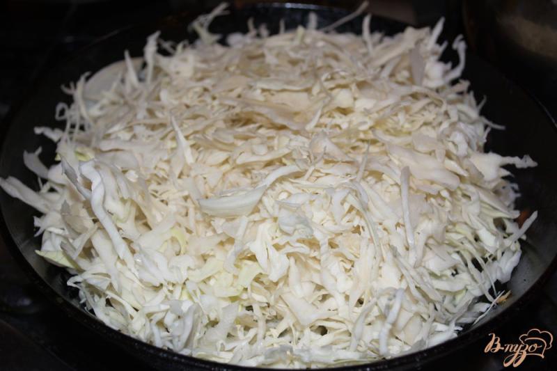 Фото приготовление рецепта: Домашний пирог с тушеной капустой и болгарским перцем шаг №2