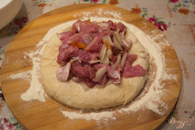 Фото приготовление рецепта: Быстрый пирог с мясом и сухофруктами шаг №7