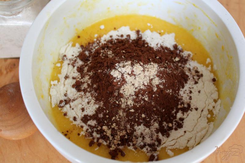 Фото приготовление рецепта: Песочное печенье с имбирем и какао шаг №4