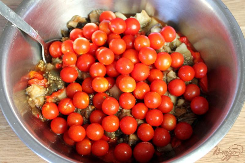 Фото приготовление рецепта: Острый салат из печеных овощей и помидоров черри шаг №6