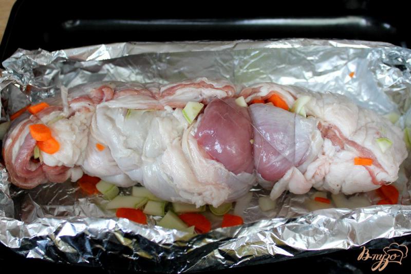 Фото приготовление рецепта: Рулет из мяса ягненка с овощной начинкой шаг №5