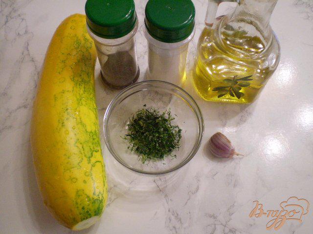 Фото приготовление рецепта: Салат из сырых кабачков с чесноком и укропом шаг №1