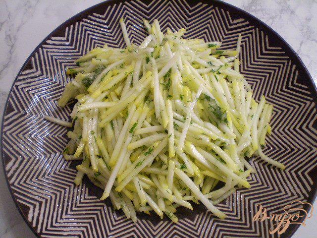Фото приготовление рецепта: Салат из сырых кабачков с чесноком и укропом шаг №5