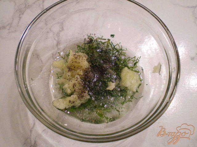 Фото приготовление рецепта: Салат из сырых кабачков с чесноком и укропом шаг №3