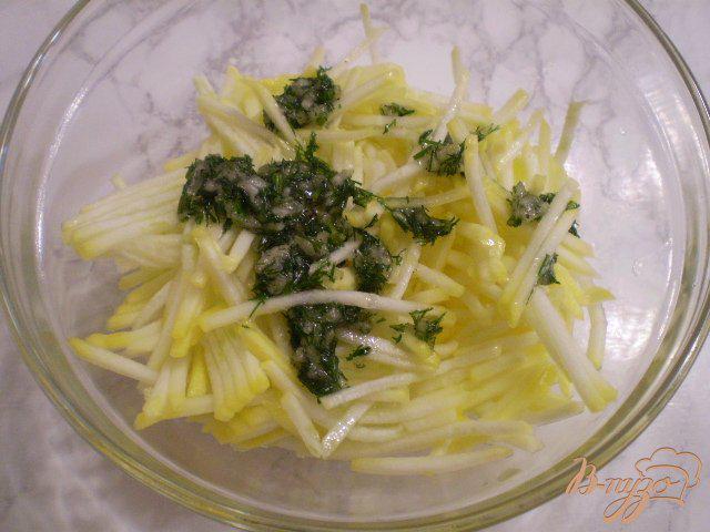 Фото приготовление рецепта: Салат из сырых кабачков с чесноком и укропом шаг №4
