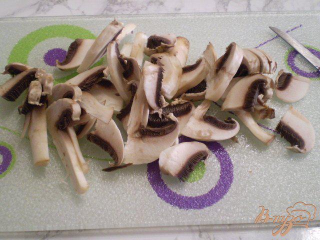 Фото приготовление рецепта: Капуста тушенная с грибами и чесноком шаг №2