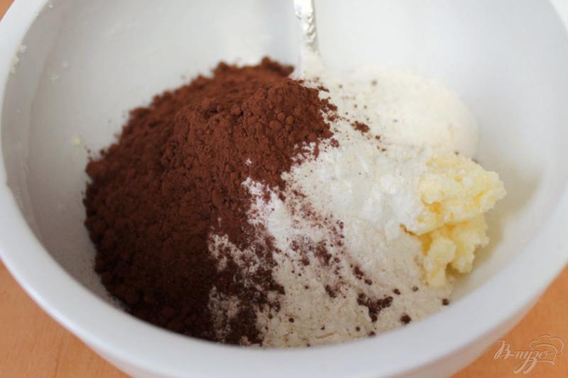 Фото приготовление рецепта: Шоколадный пирог-крошка с творогом шаг №2