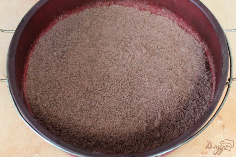 Фото приготовление рецепта: Шоколадный пирог-крошка с творогом шаг №3