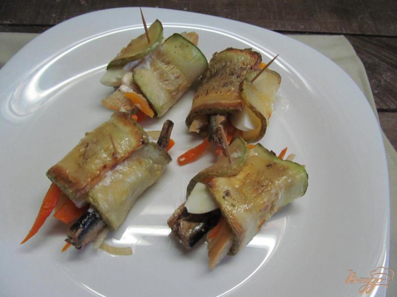 Фото приготовление рецепта: Рулеты из кабачка с маринованной морковью и шпротами шаг №5