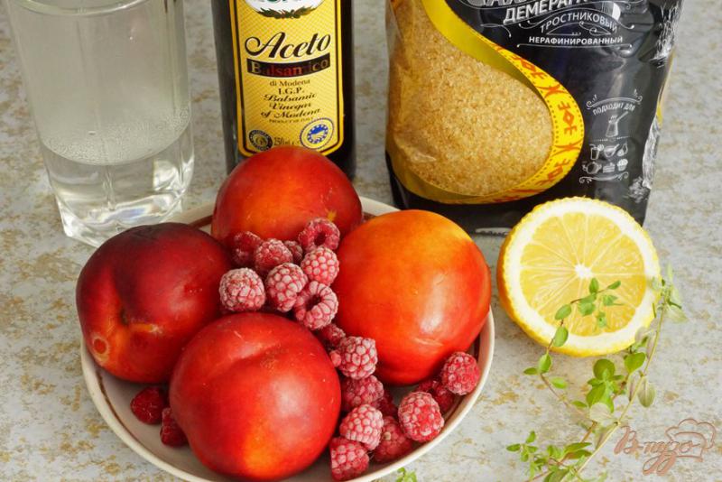 Фото приготовление рецепта: Тартар из нектарина с ягодно-бальзамической карамелью шаг №1