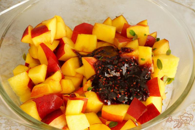 Фото приготовление рецепта: Тартар из нектарина с ягодно-бальзамической карамелью шаг №8
