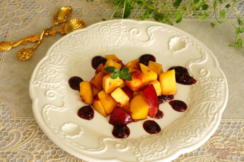 Фото приготовление рецепта: Тартар из нектарина с ягодно-бальзамической карамелью шаг №9