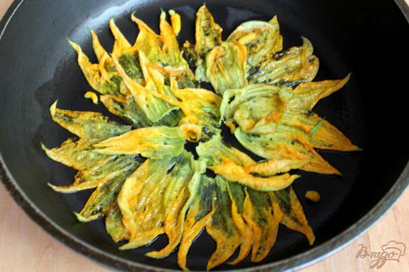 Фото приготовление рецепта: Омлет с цветами кабачка и тертым сыром шаг №3