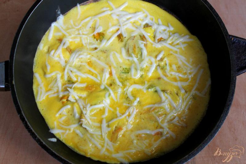 Фото приготовление рецепта: Омлет с цветами кабачка и тертым сыром шаг №5