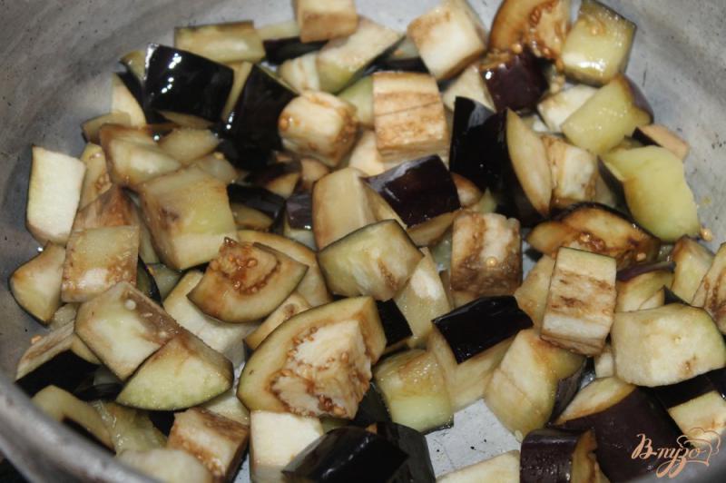 Фото приготовление рецепта: Баклажаны жаренные с грибами в сметанном соусе шаг №4