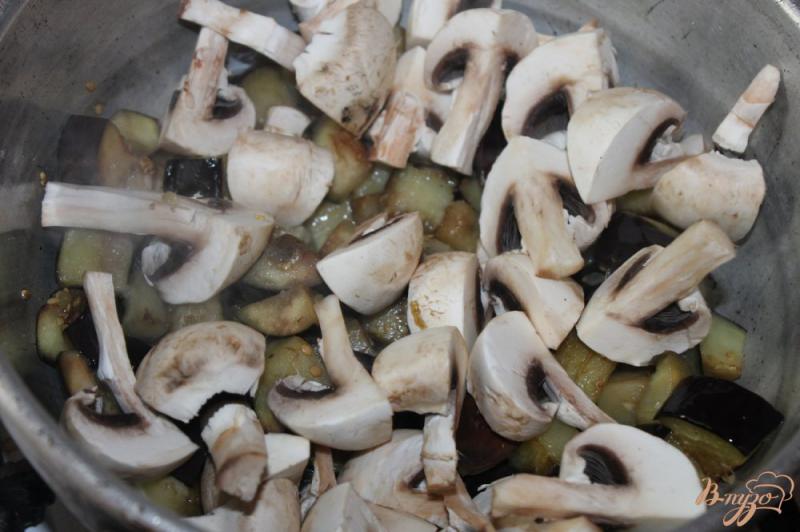 Фото приготовление рецепта: Баклажаны жаренные с грибами в сметанном соусе шаг №5