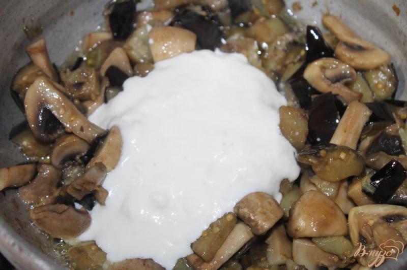 Фото приготовление рецепта: Баклажаны жаренные с грибами в сметанном соусе шаг №6