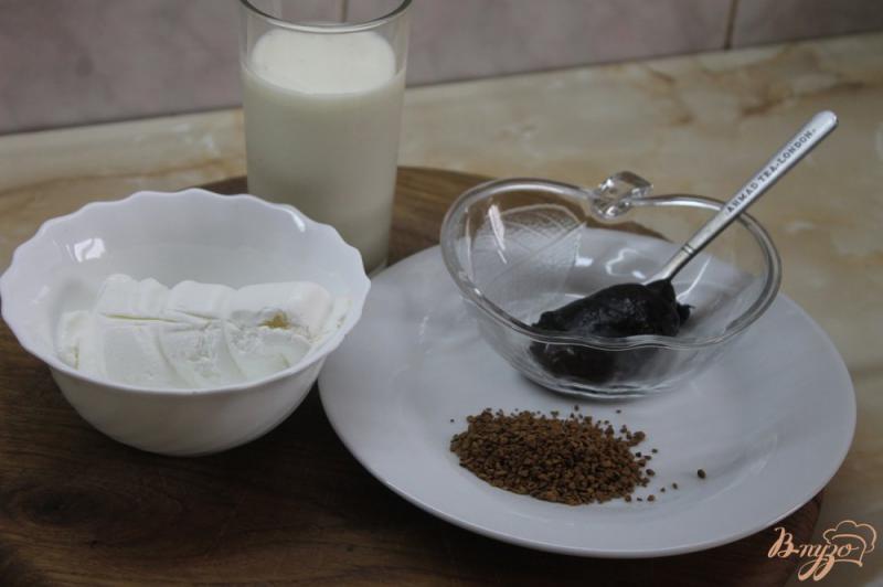 Фото приготовление рецепта: Молочный коктейль с кофе шаг №1