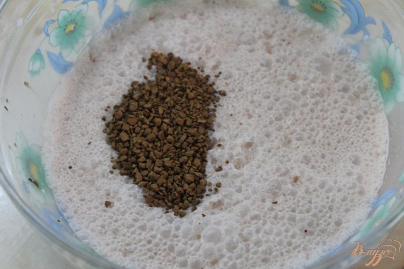 Фото приготовление рецепта: Молочный коктейль с кофе шаг №3