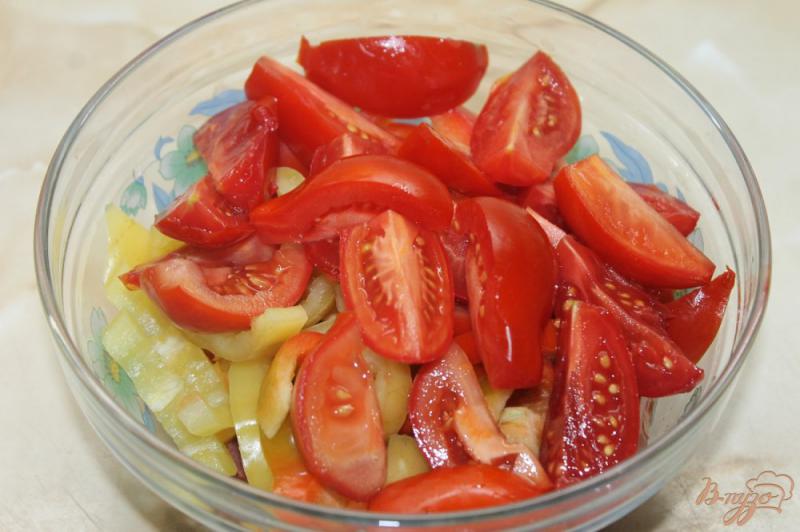 Фото приготовление рецепта: Салат с овощами и колбасками шаг №4