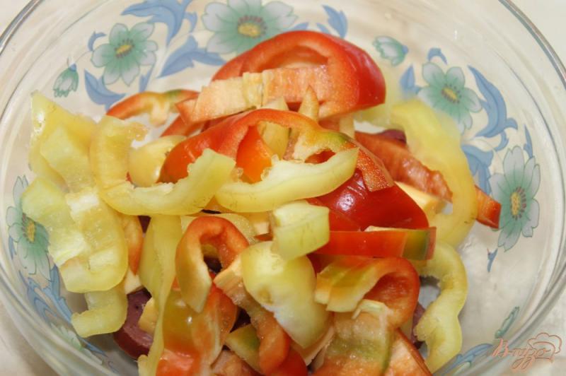 Фото приготовление рецепта: Салат с овощами и колбасками шаг №3