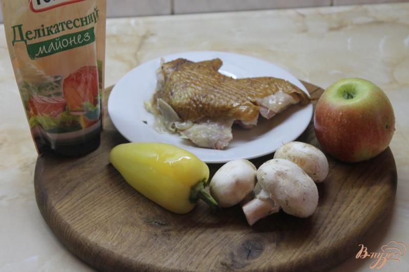 Фото приготовление рецепта: Салат из свежих шампиньонов и копченой курицы шаг №1
