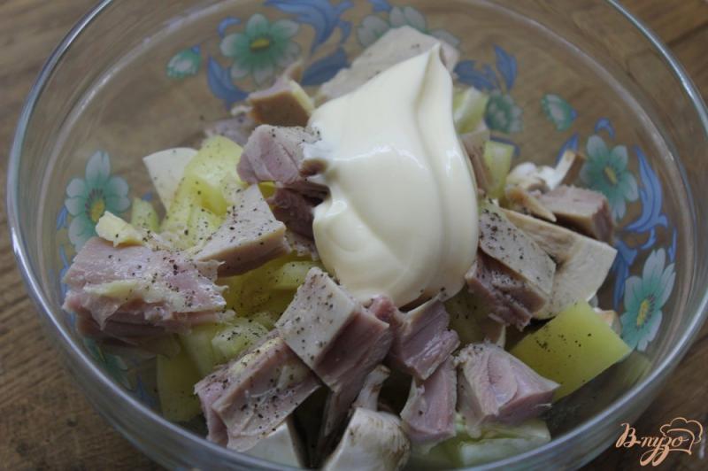 Фото приготовление рецепта: Салат из свежих шампиньонов и копченой курицы шаг №6