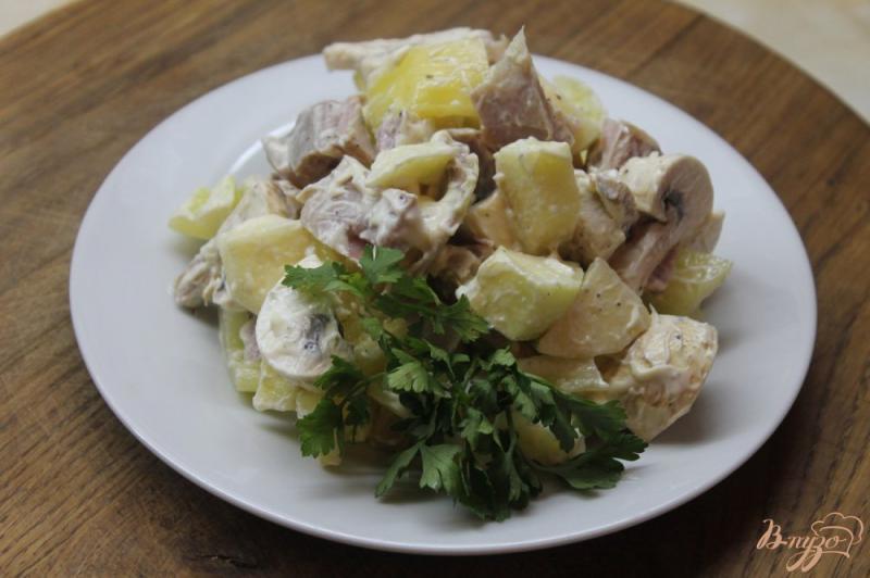 Фото приготовление рецепта: Салат из свежих шампиньонов и копченой курицы шаг №7