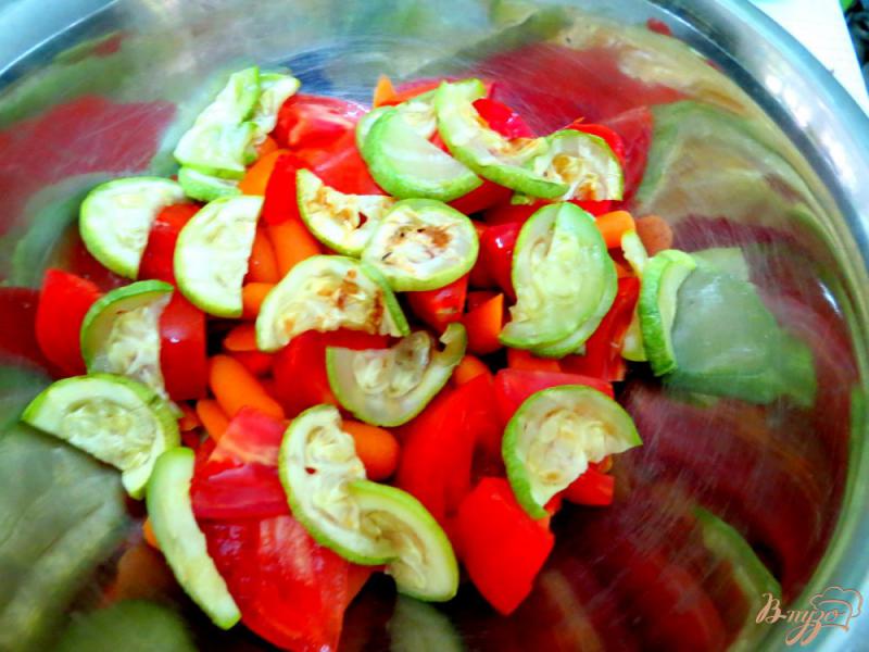 Фото приготовление рецепта: Салат овощной с грибами шаг №9