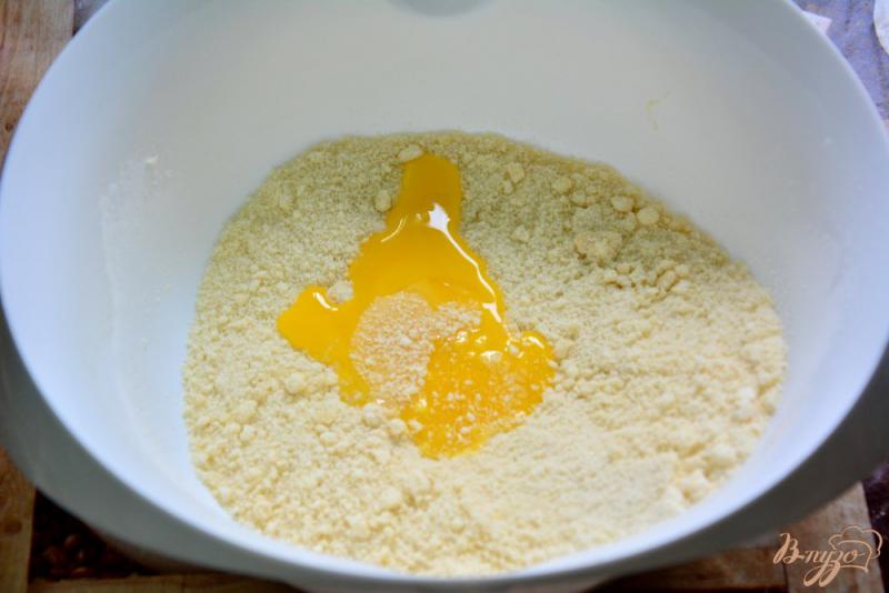 Фото приготовление рецепта: Пирожки из песочного теста с малиной шаг №2